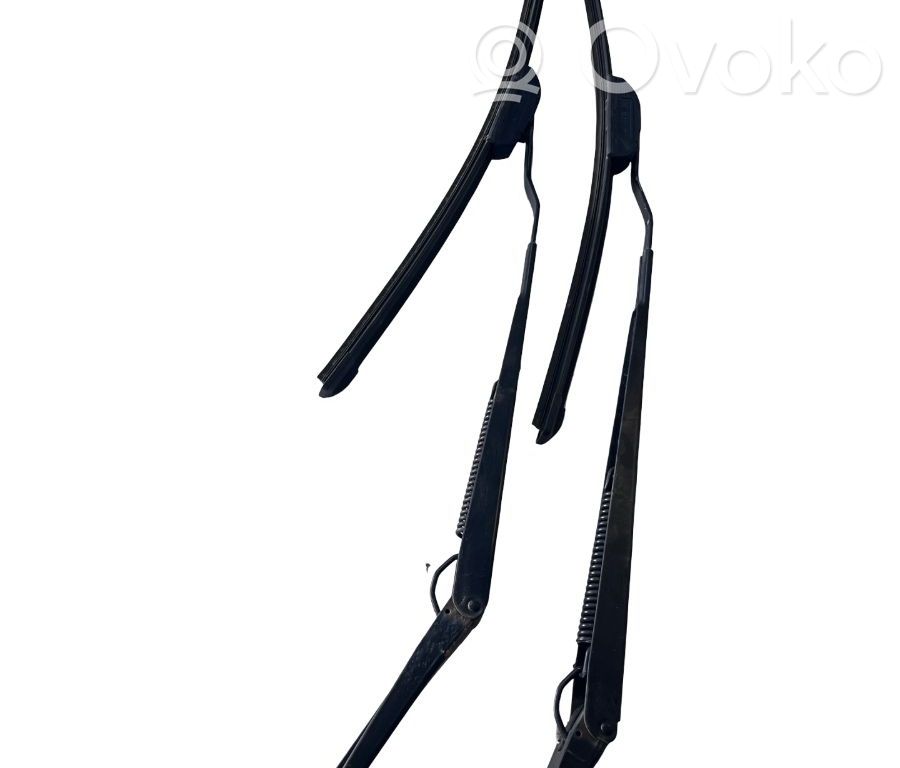 Front wiper blade arm