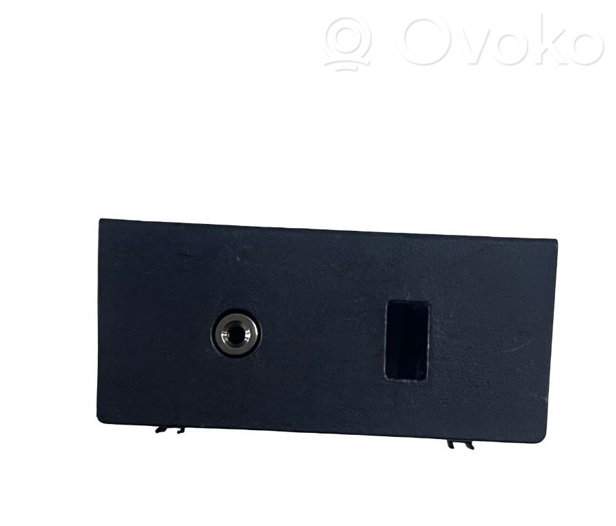 Enchufe conector entrada auxiliar   BM51A044L28ADW