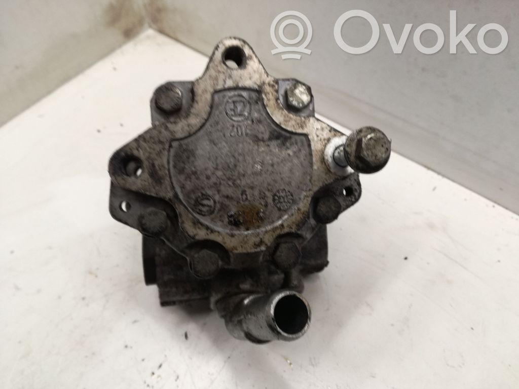 Ohjaustehostimen pumppu   4R833A674AB