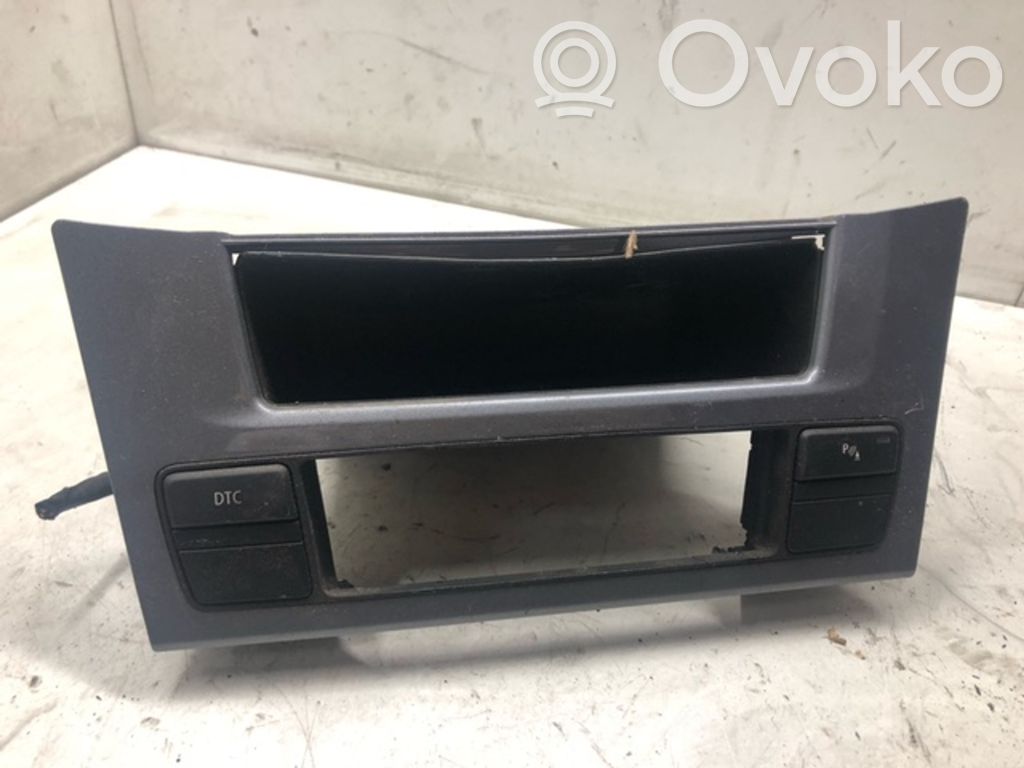 BMW 5 E60 E61 Daiktadėžės (bordačioko) remas 