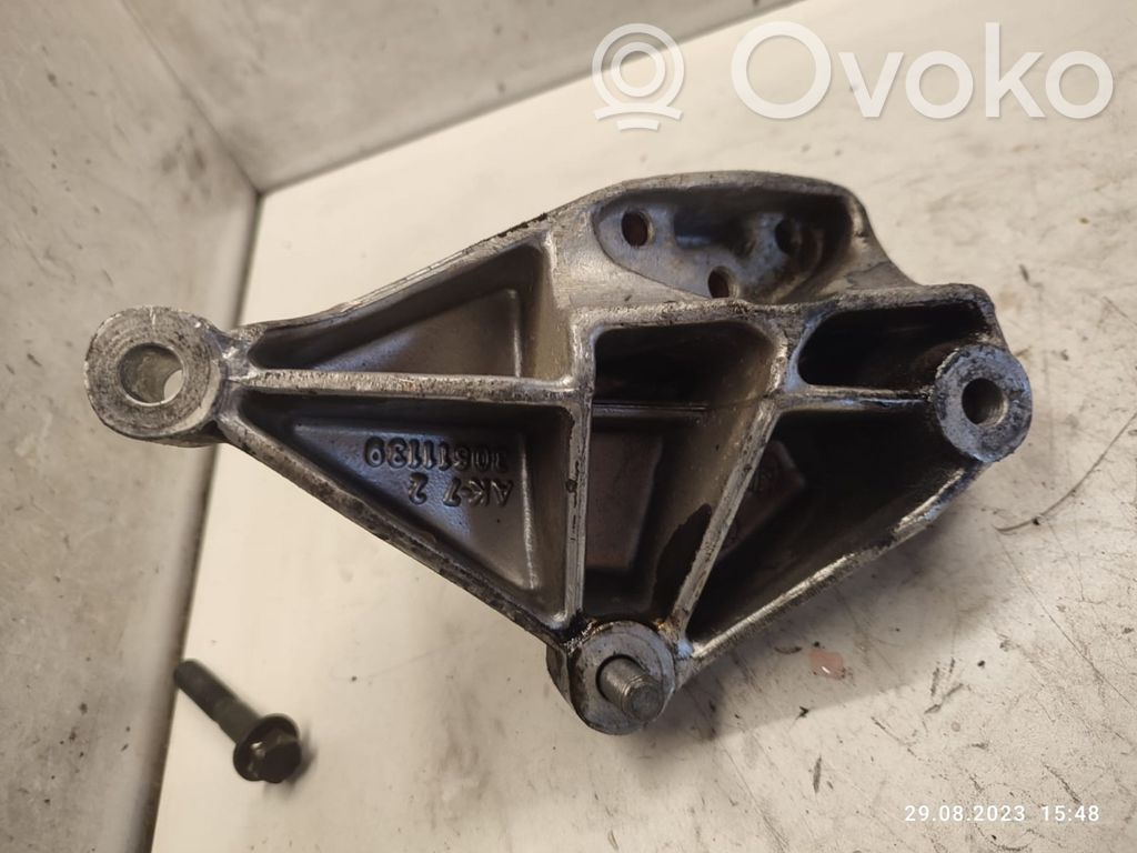 Volvo S40, V40 Engine mounting bracket 