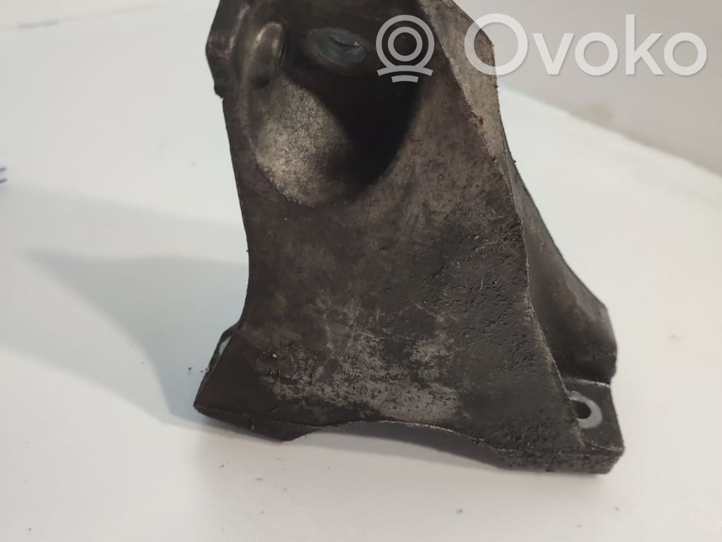 Volkswagen Touareg I Engine mounting bracket 