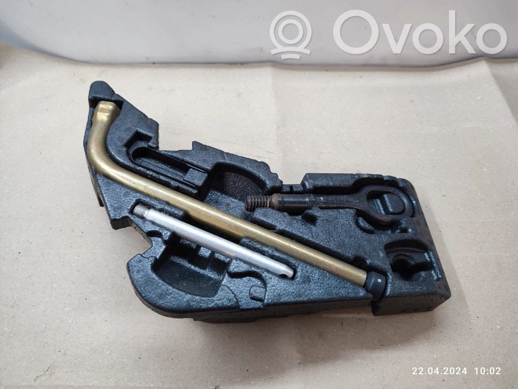 Audi Q7 4L Tool set 
