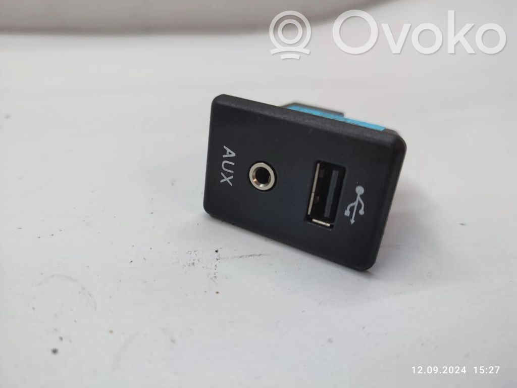 Nissan X-Trail T32 Enchufe conector entrada auxiliar 
