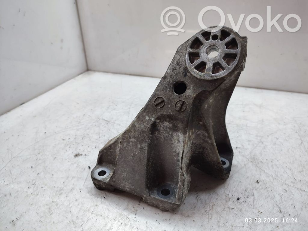 Audi Q7 4L Engine mounting bracket 