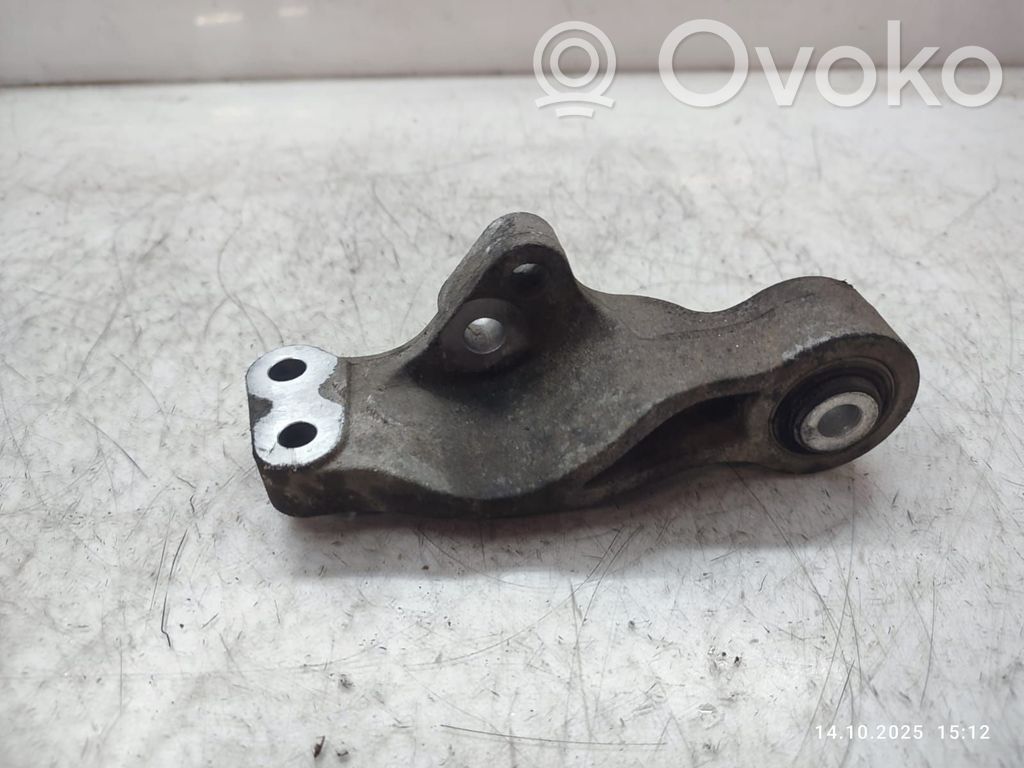 Volvo V40 Engine mounting bracket 