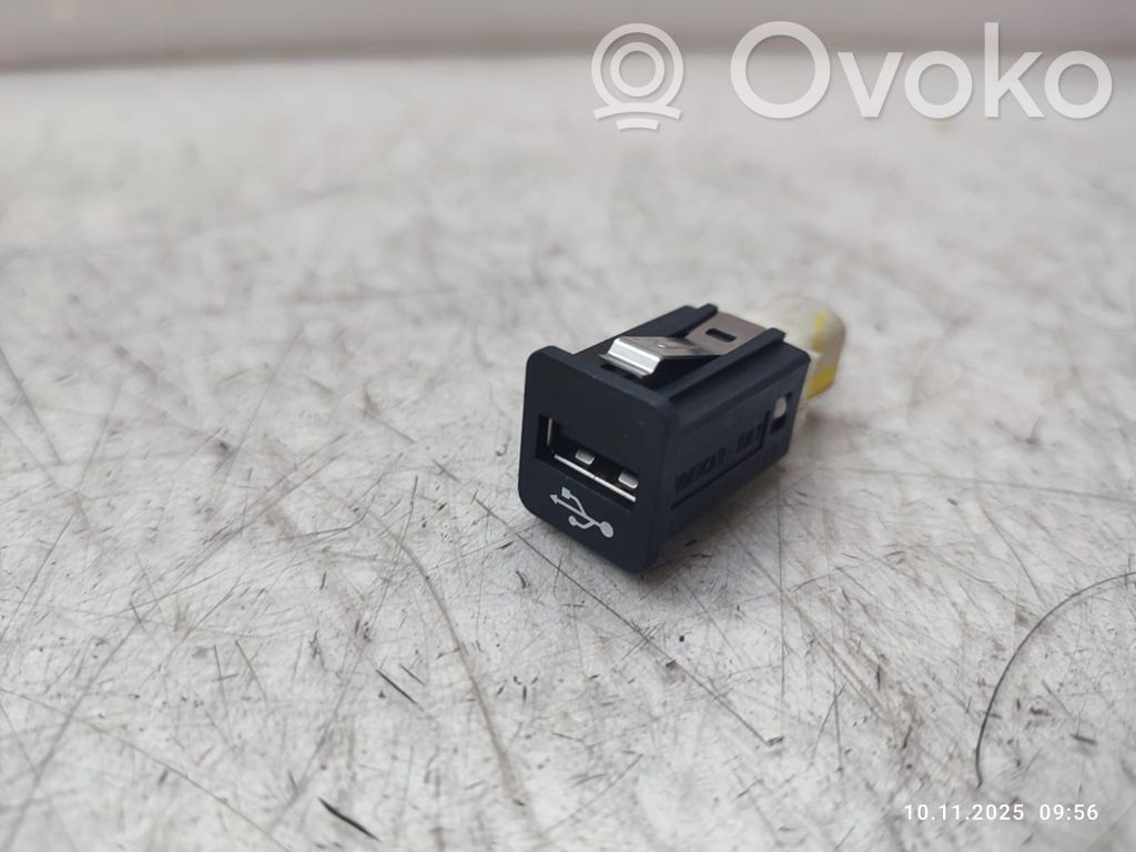 BMW X6 E71 USB socket connector 