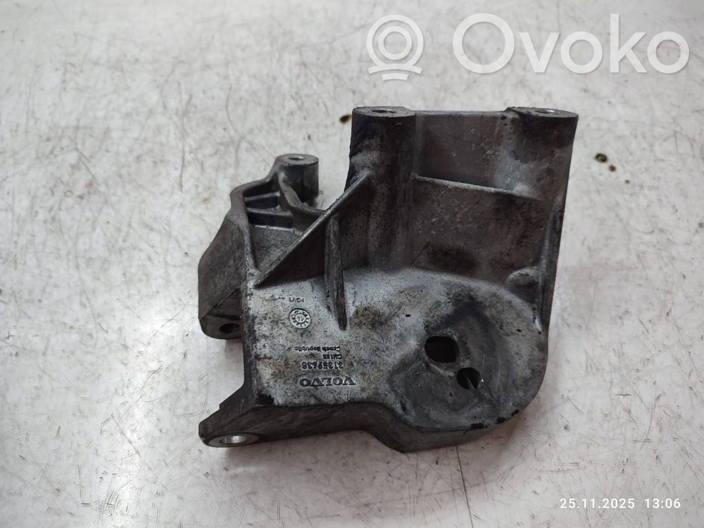 Volvo V40 Engine mounting bracket 