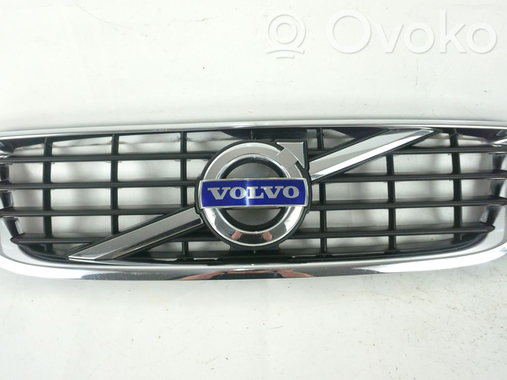 Volvo V50 Etupuskurin ylempi jäähdytinsäleikkö 