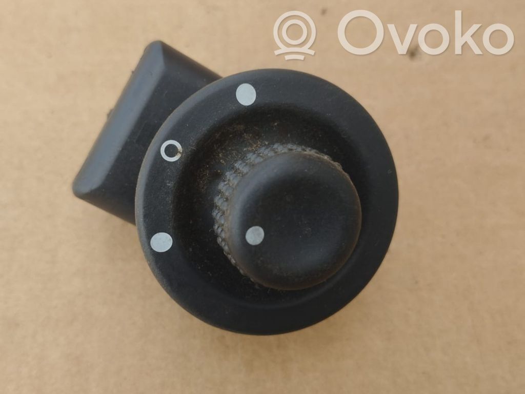 Renault Trafic III (X82) Wing mirror switch 