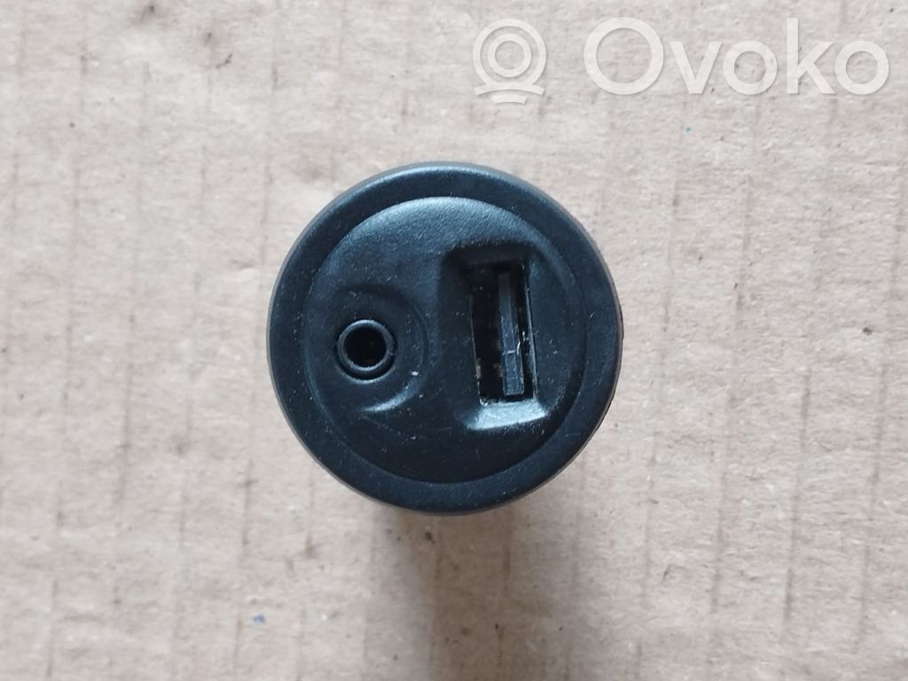 Peugeot 2008 I Enchufe conector entrada auxiliar 