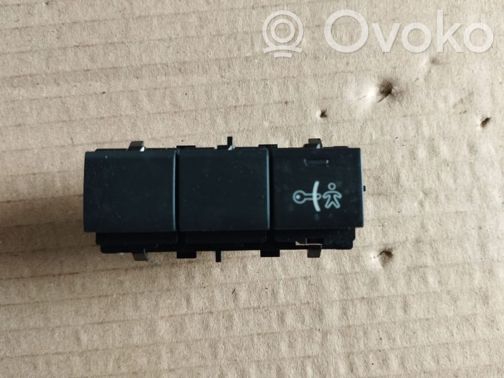 Peugeot 2008 I Child safety switch 