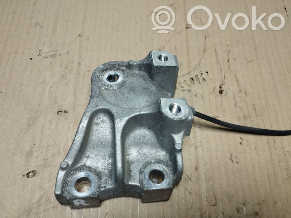 Honda CR-V Engine mounting bracket 