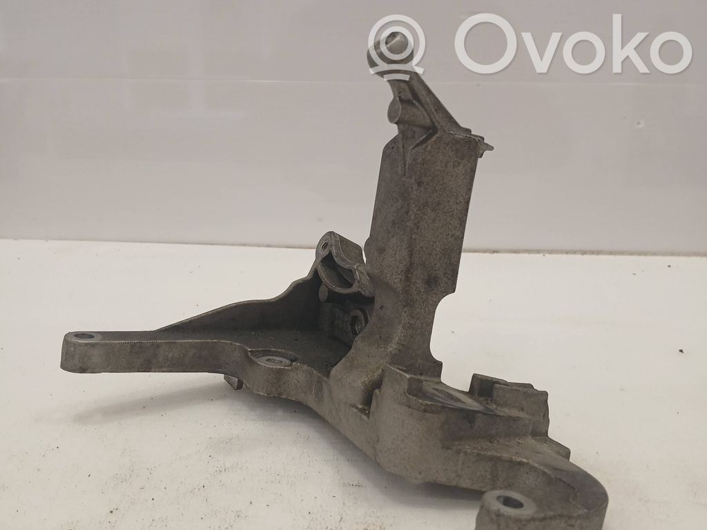 Volvo V50 Engine mounting bracket 