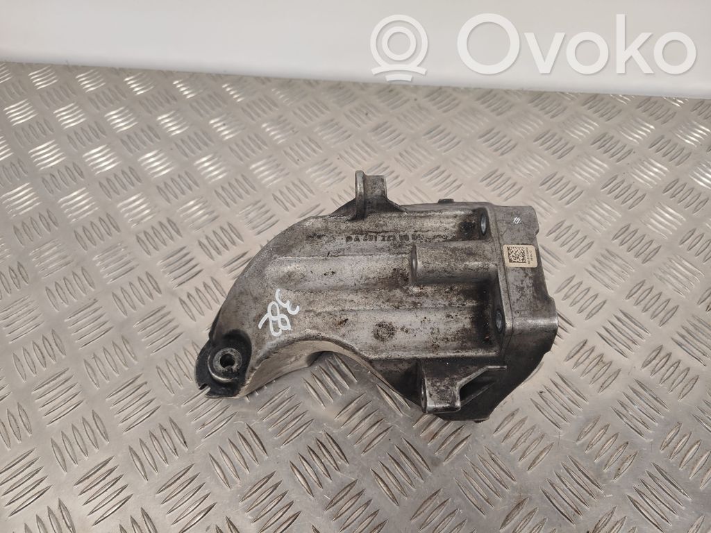 Mercedes-Benz C W204 Engine mounting bracket 