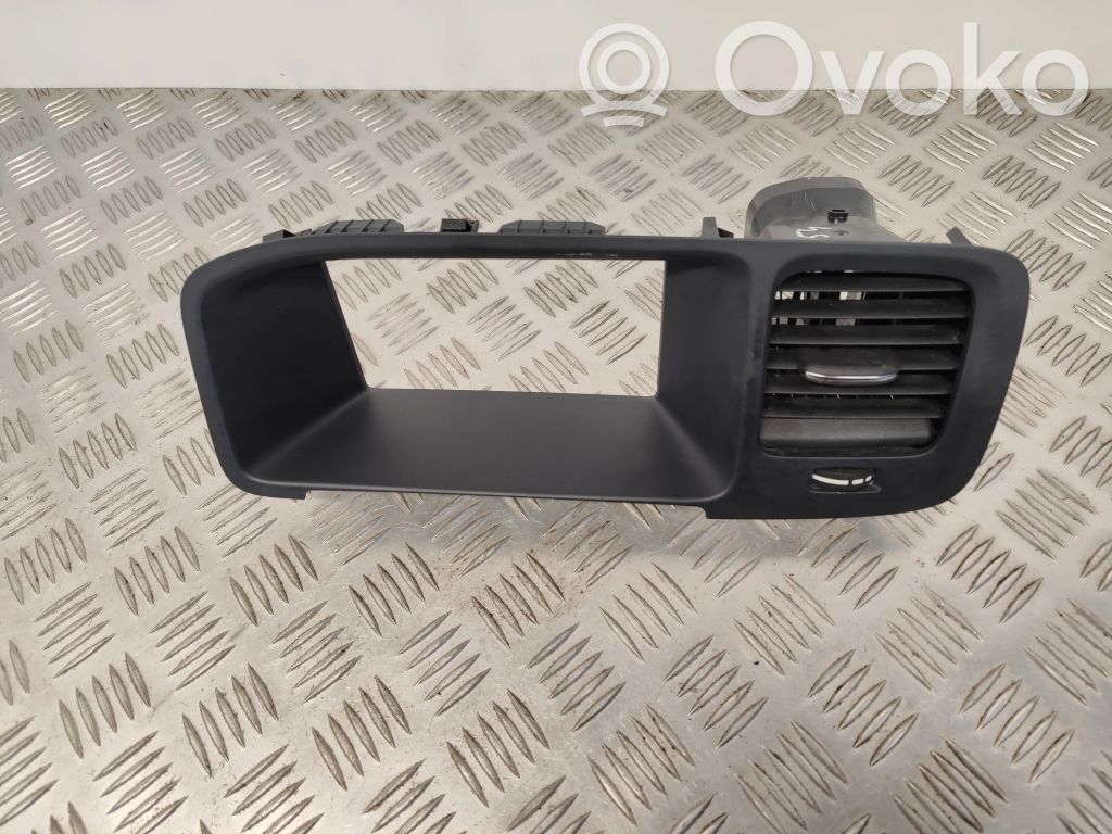 Volvo V60 Centrinės oro grotelės 