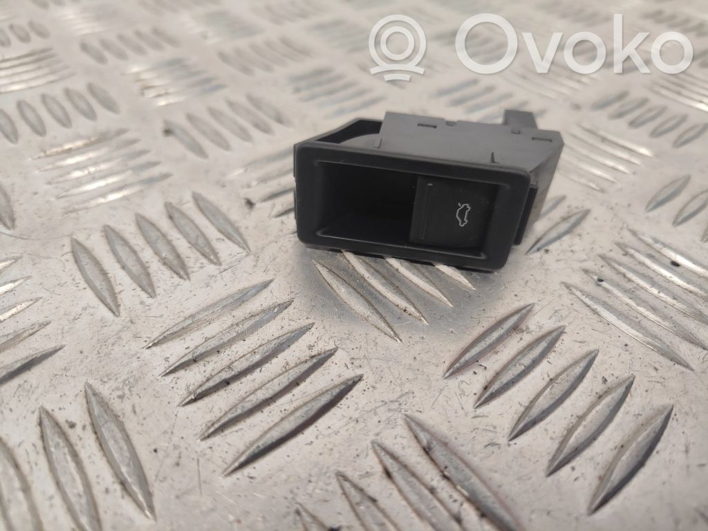 Volkswagen Jetta VI Tailgate opening switch 