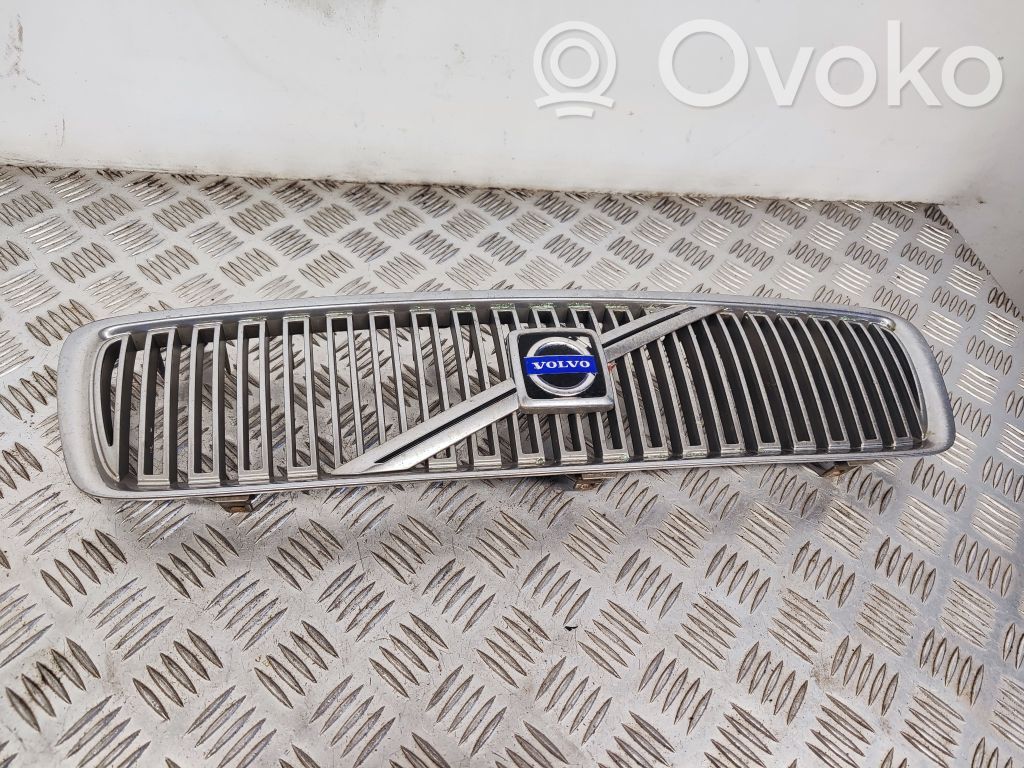 Volvo V70 Front bumper upper radiator grill 
