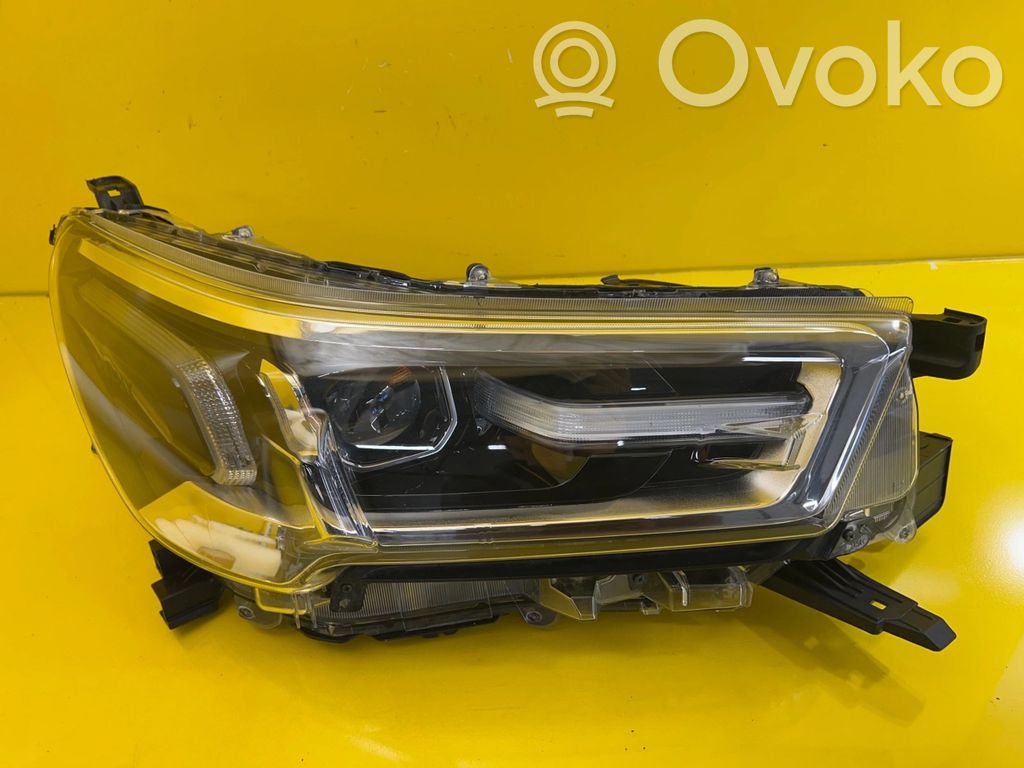 Toyota Hilux VIII Lampa przednia 