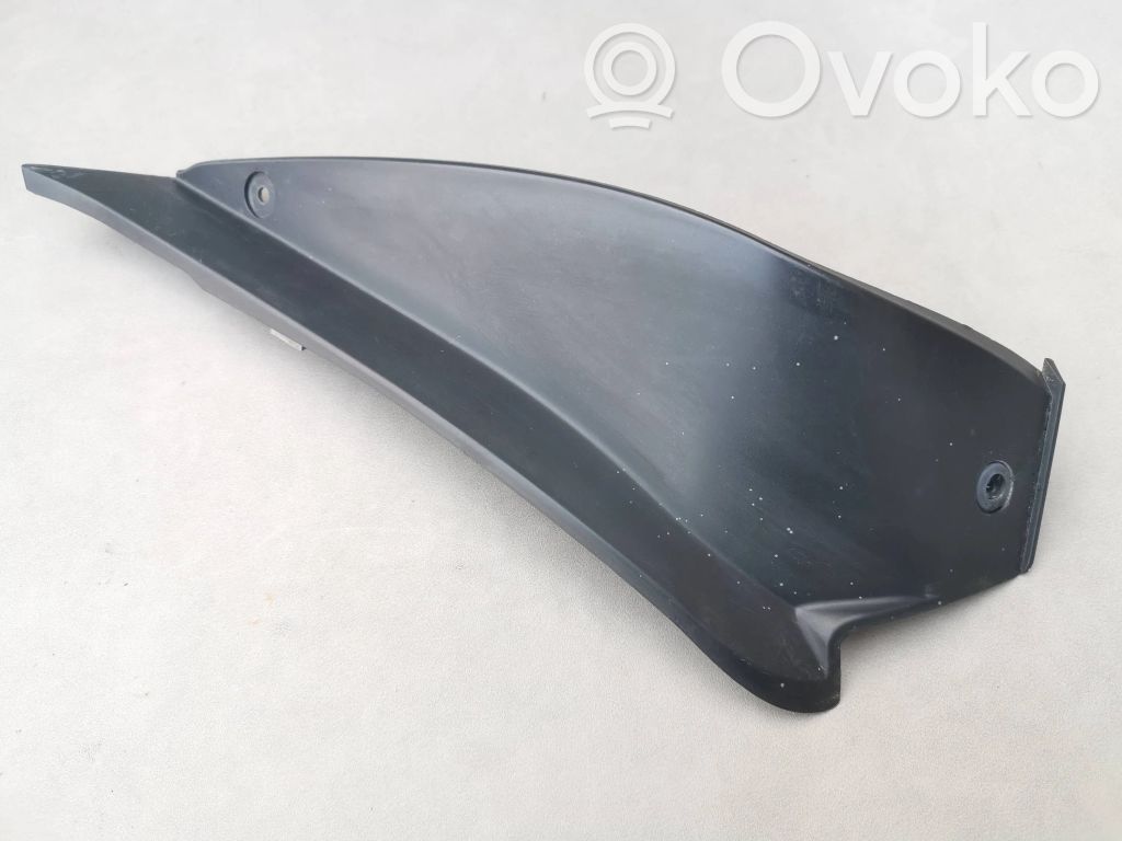 Subaru Impreza II Listwa pod lampę tylną 
