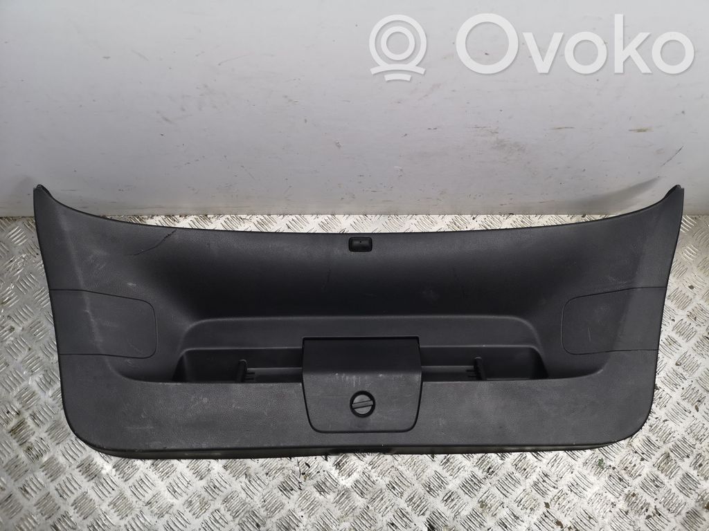 Volkswagen Golf VII Takaluukun alaosan verhoilu 