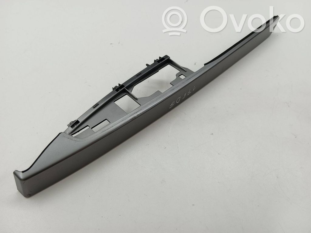 Klamka drzwi tylnych   EH4668D41,K4057,BH465281G