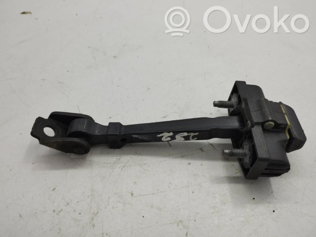 Renault Clio IV Takaoven pidätin 