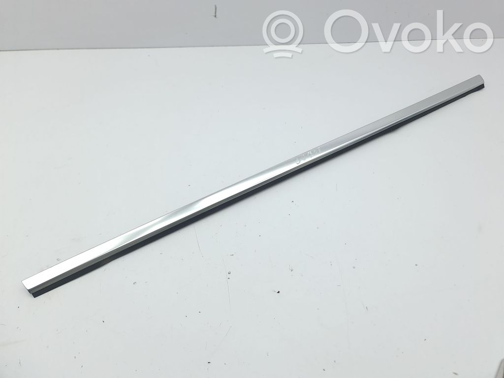 Infiniti Q30 Listwa / Uszczelka szyby drzwi tylnych