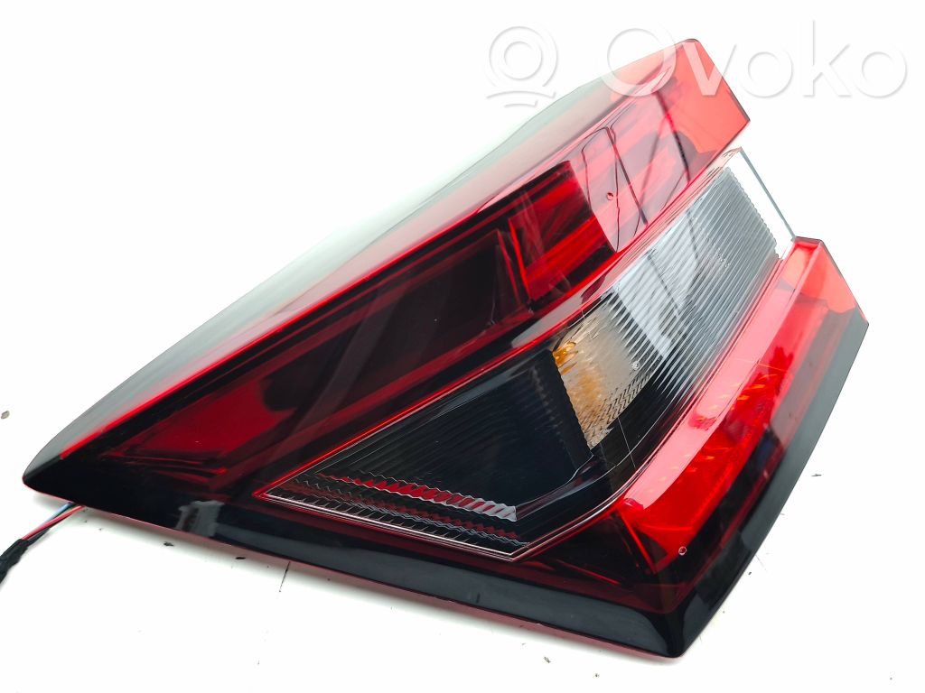 Nissan Juke II F16 Lampa tylna 