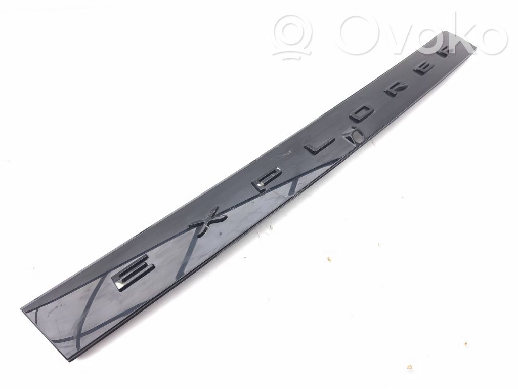 Tailgate trim   R2KB8200C