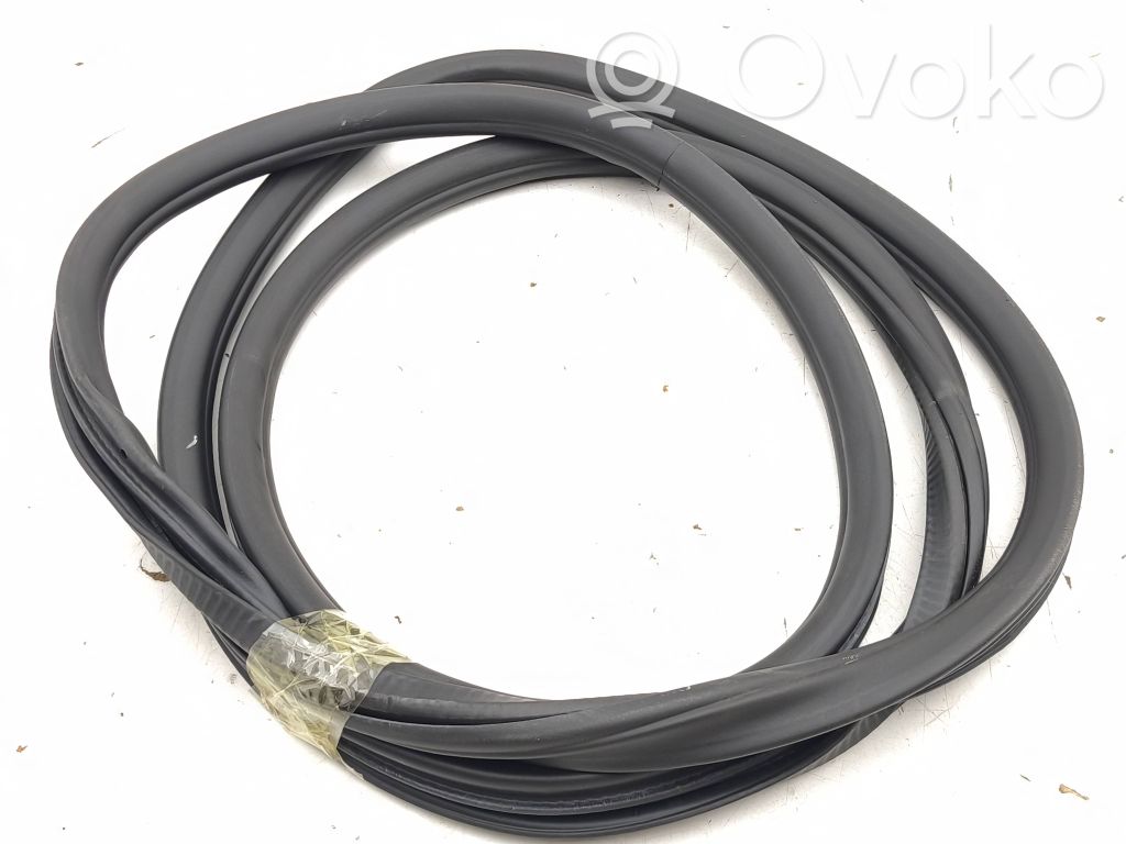 Porsche Cayenne (92A) Gumowa uszczelka drzwi przednich 