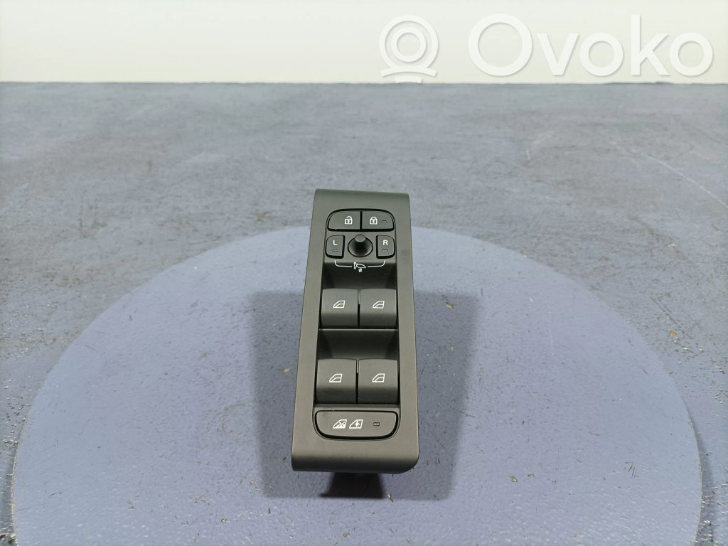 Volvo XC40 Electric window control switch 