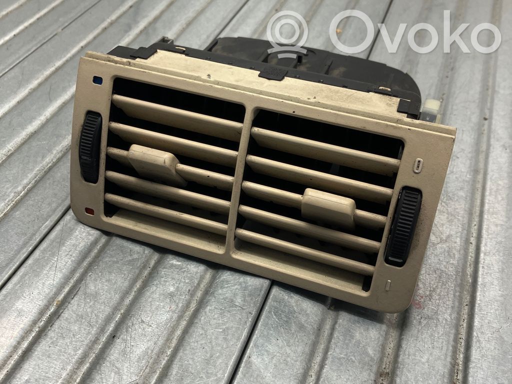 BMW 7 E38 Centrinės oro grotelės 