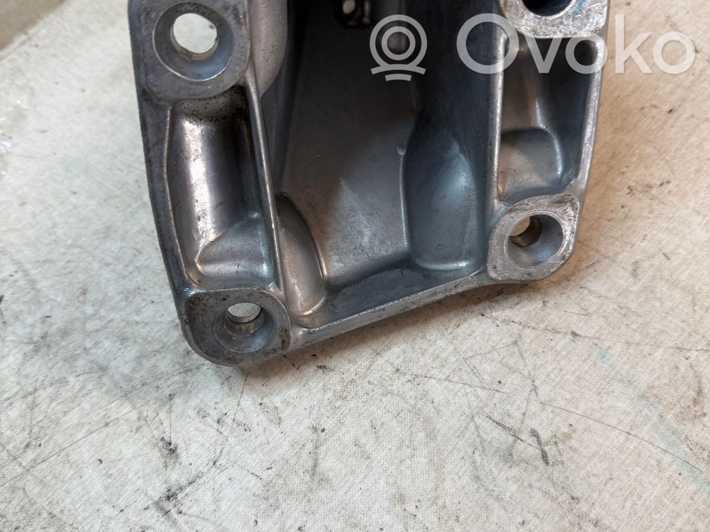 Land Rover Defender Engine mounting bracket 
