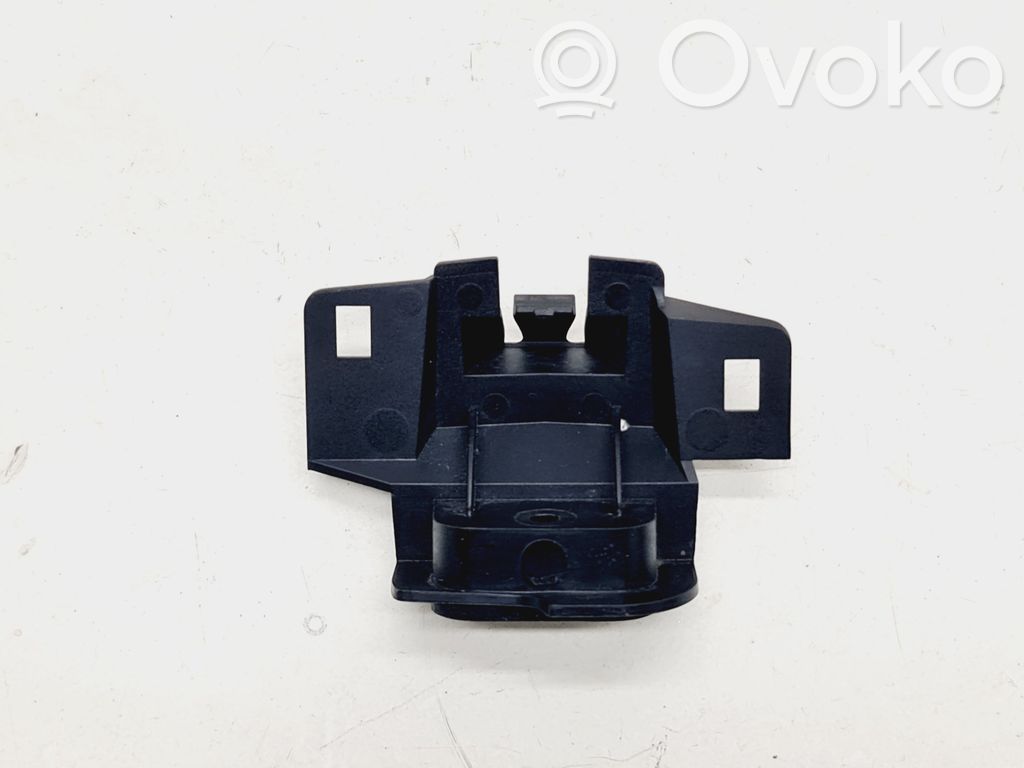 BMW 7 E65 E66 Kita variklio skyriaus detalė 