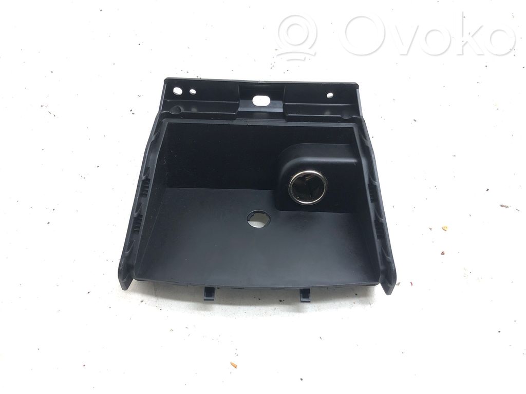 Subaru Outback Kita salono detalė 