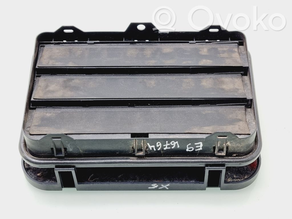BMW X5 E70 Quarter panel pressure vent 