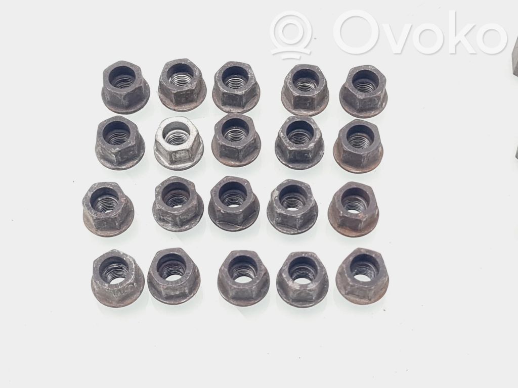 Opel Astra K Tuercas/tornillos 