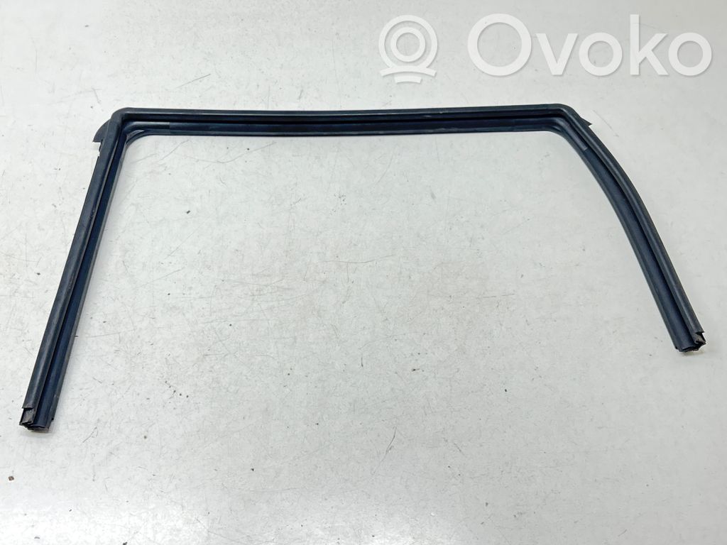 Nissan Note (E12) Gumowa uszczelka szyby drzwi tylnych 