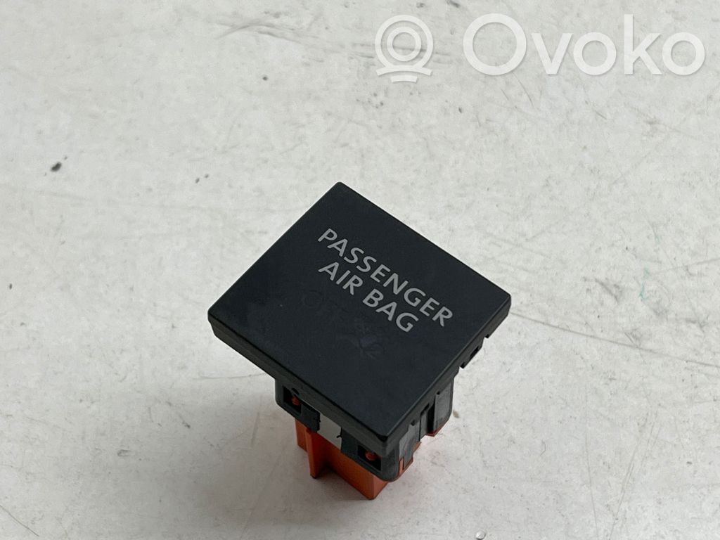 Volkswagen Caddy Passenger airbag on/off switch 