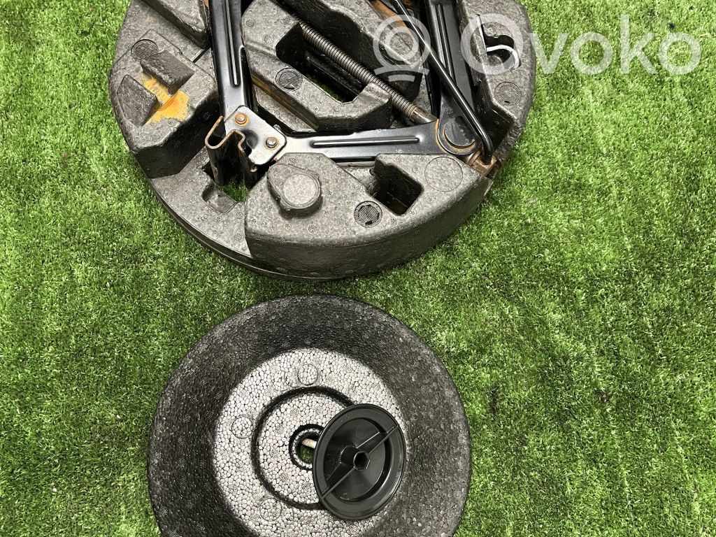 Ford Focus Spare wheel mounting bracket 
