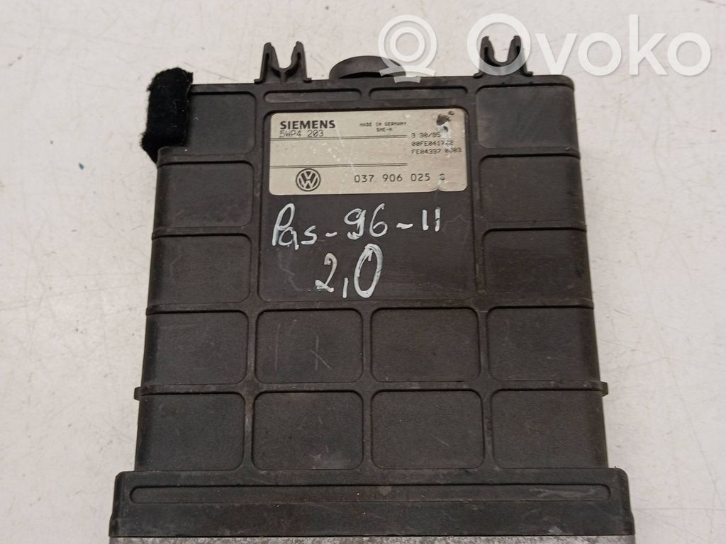 Volkswagen PASSAT B4 Engine control unit/module 