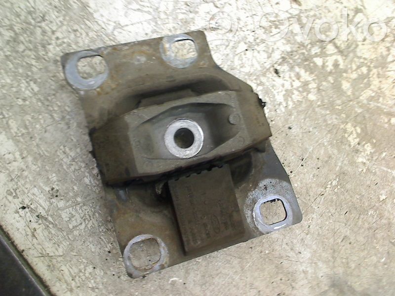 Gearbox mounting bracket