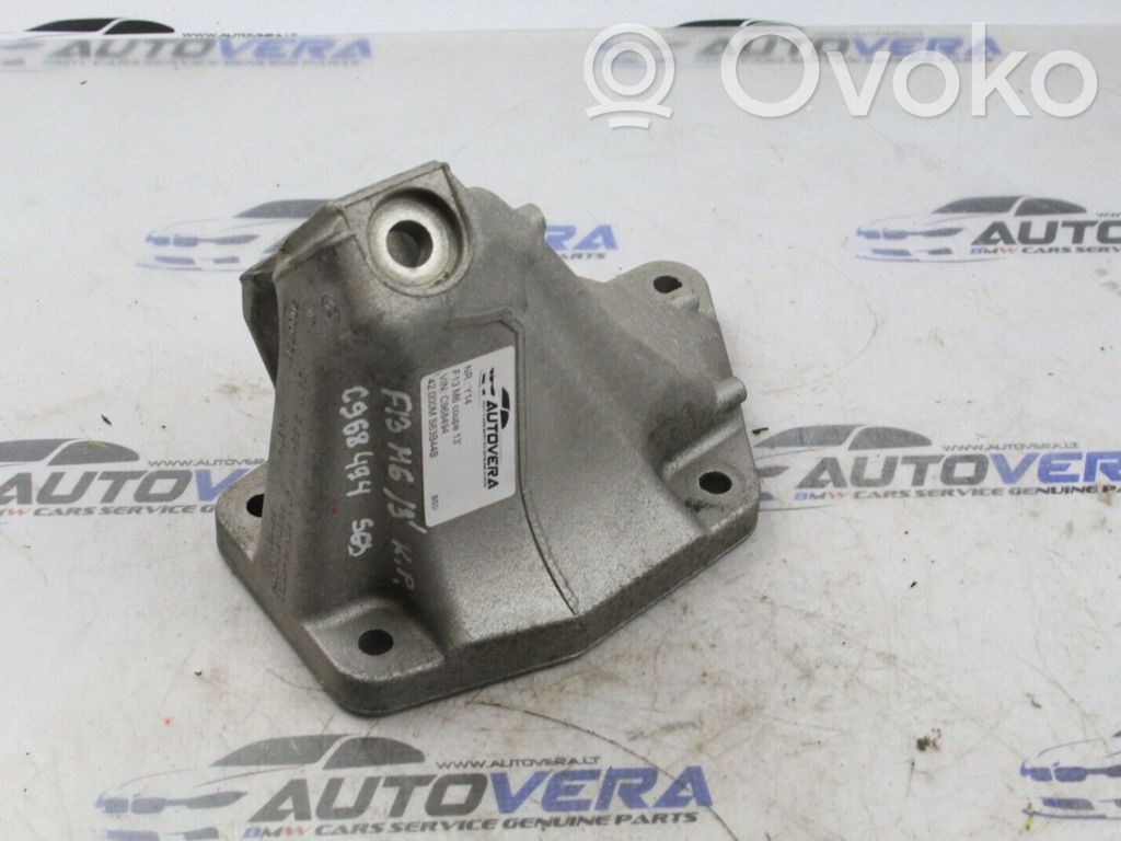 Engine mounting bracket   2284111