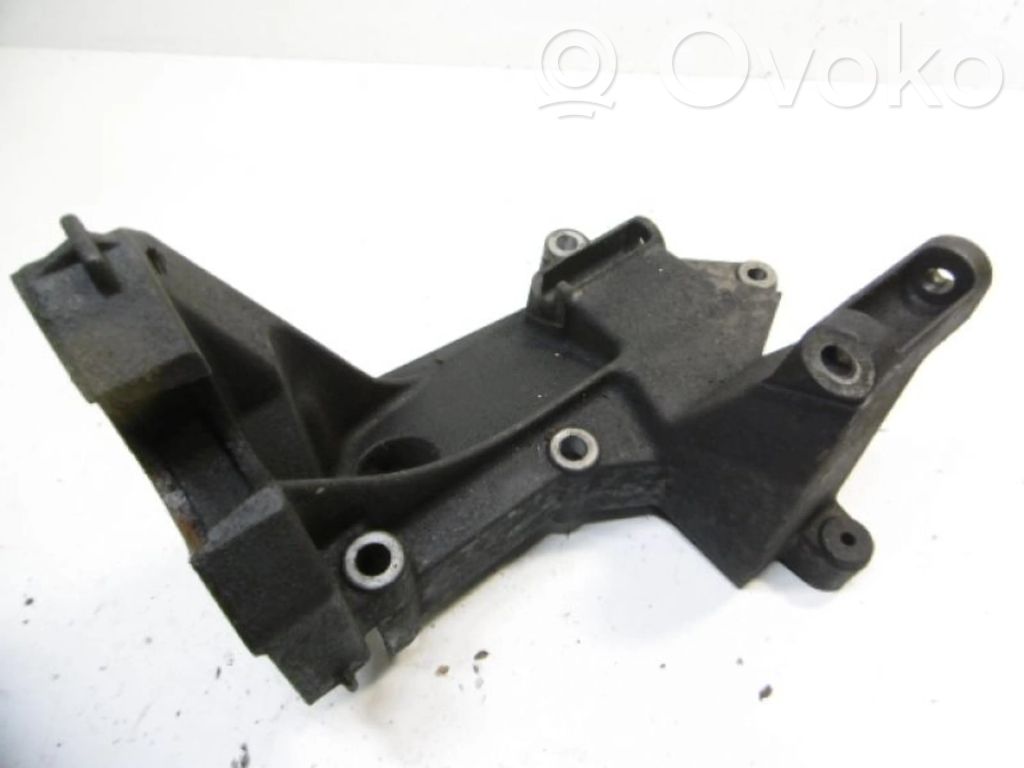 Ford Focus Engine mounting bracket 