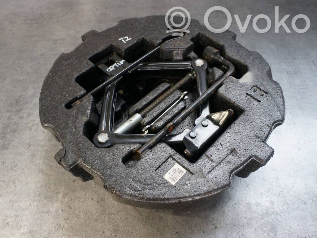 Spare wheel mounting bracket