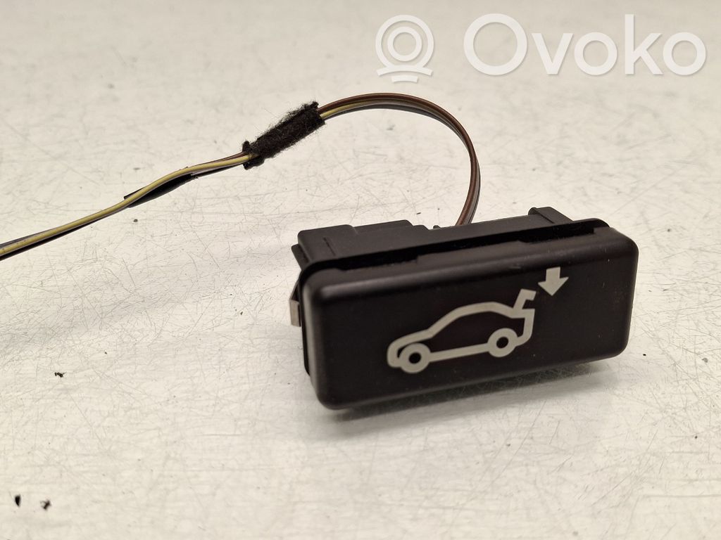 Tailgate/boot open switch button   8375580