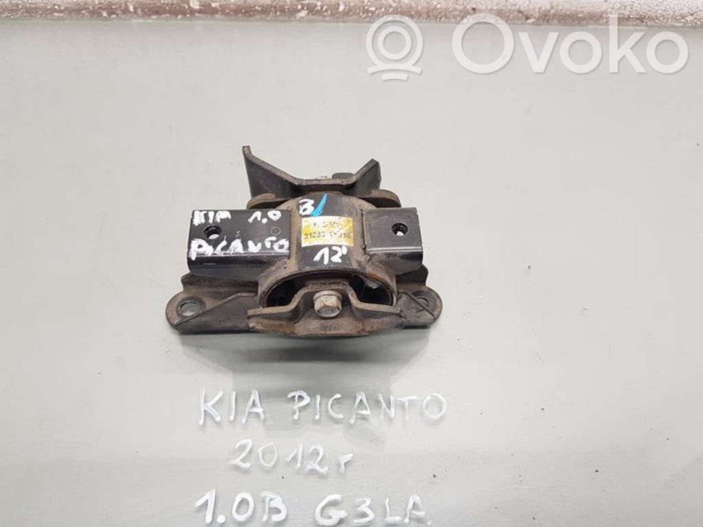 Engine mount vacuum valve