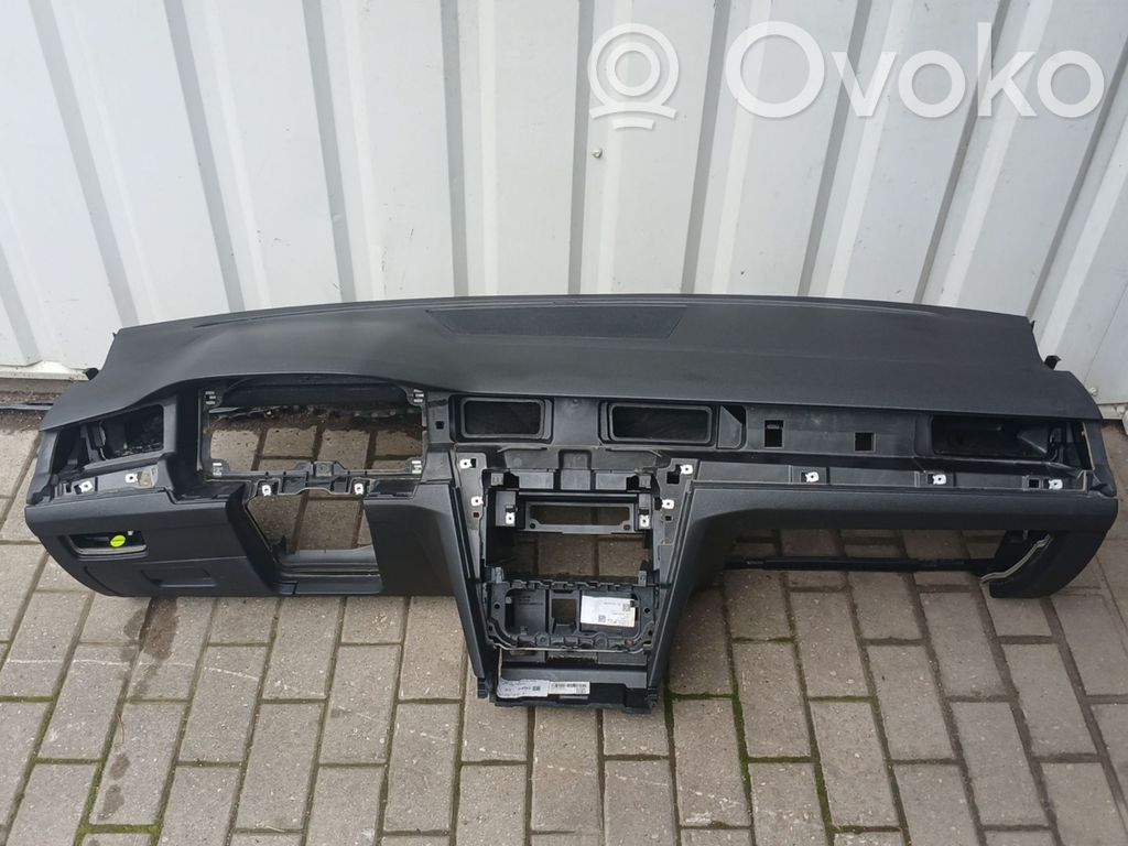 Volkswagen PASSAT B8 Deska rozdzielcza 