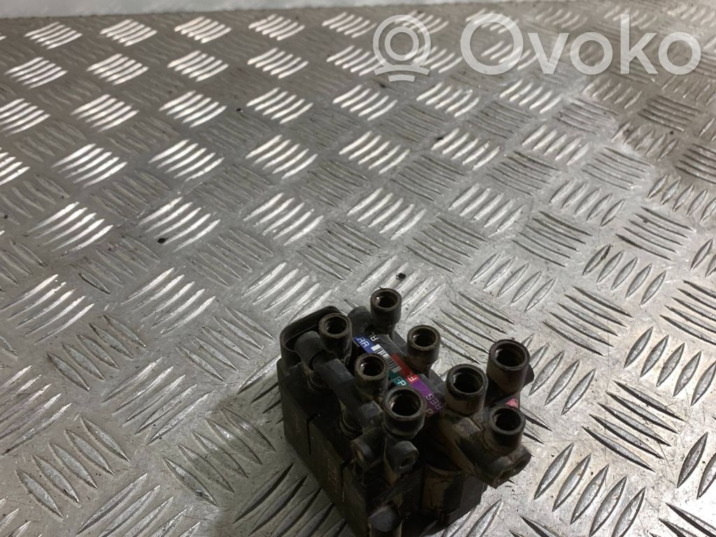Audi Q7 4M Rozdzielacz / Blok zaworowy zawieszenia pneumatycznego osi tylnej 